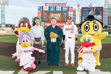 　始球式を務めた時疾風（中央、楽天野球団提供）
