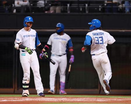 　３回、一走・五十幡が盗塁をしかけ、挟まれる間に生還した三走・進藤（右）＝撮影・中島達哉