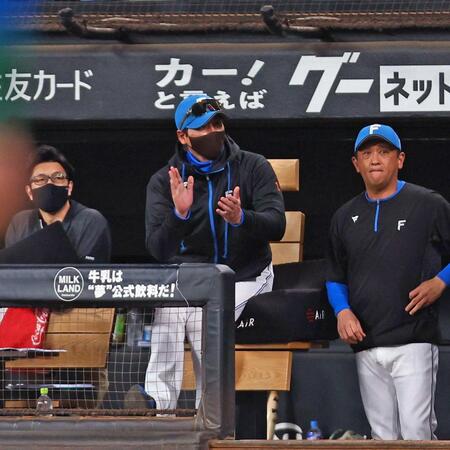 　３回、重盗が成功し、手をたたく新庄監督（中央）＝撮影・中島達哉