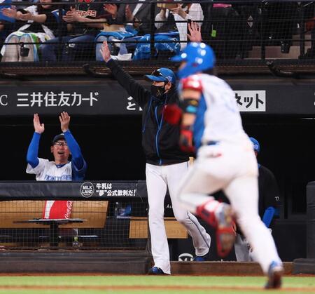 　７回、進藤（手前）がプロ初安打を放ち、ベンチから飛び出す新庄監督（中央）＝撮影・中島達哉