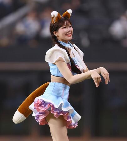 　期間限定衣装を着用してきつねダンスを踊るファイターズガールの山本蘭加さん（撮影・中島達哉）