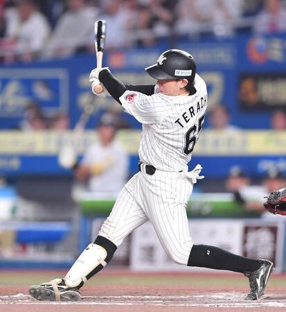 　７回、ピッチャー強襲のタイムリー内野安打を放つ寺地（撮影・開出牧）