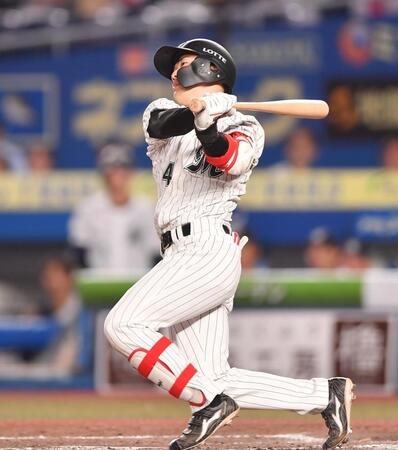 　４回、左犠飛を放つ友杉（撮影・開出牧）