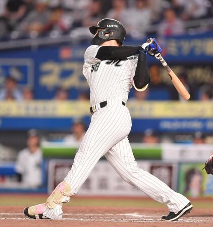 　４回、勝ち越しの右越え２ランを放つソト（撮影・開出牧）