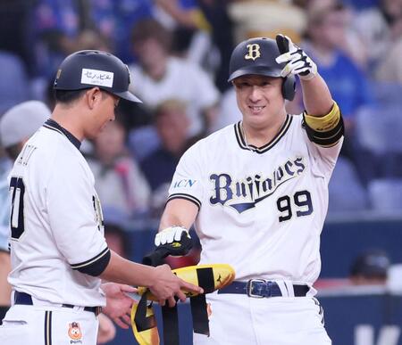 　１回、先制の適時三塁打を放ちベンチへポーズを見せる杉本（撮影・立川洋一郎）