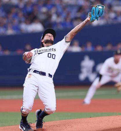 　１回、度会の打球を好捕するエスピノーザ（撮影・立川洋一郎）