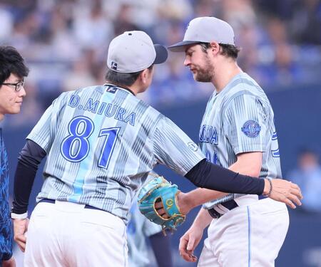 　６回、ディアスに適時内野安打を打たれて三浦監督（８１）から降板を告げられ、肩を落とすバウアー（撮影・立川洋一郎）