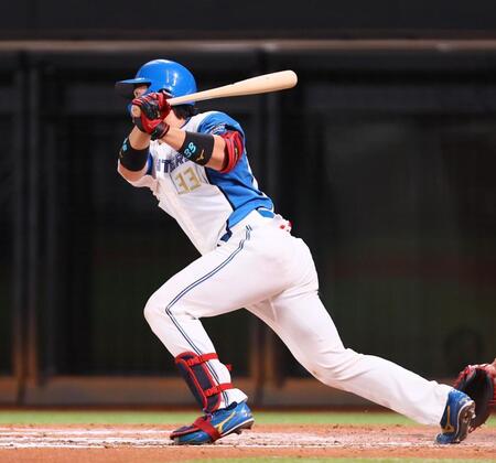 　７回、プロ初安打となる中前打を放つ進藤（撮影・中島達哉）