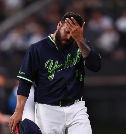 　４回、押し出し四球を与えて追加点を許し、肩を落としながらベンチに戻るアビラ（撮影・中島達哉）