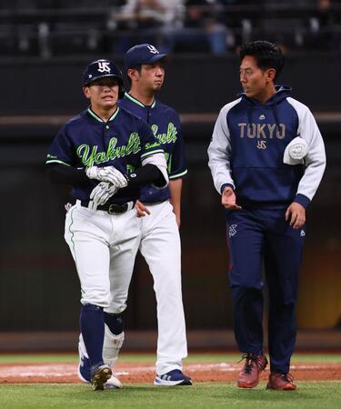 　３回、死球を受け、一度ベンチに下がる並木（左）＝撮影・中島達哉