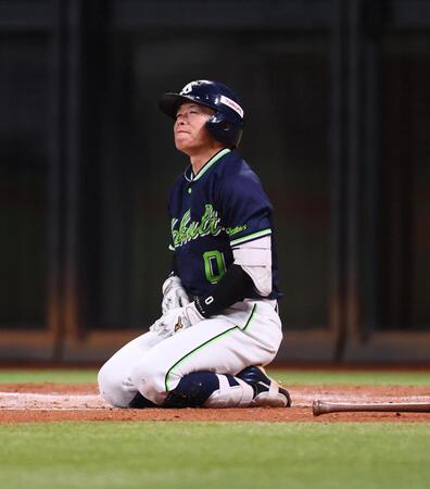 　３回、死球を受ける並木（撮影・中島達哉）