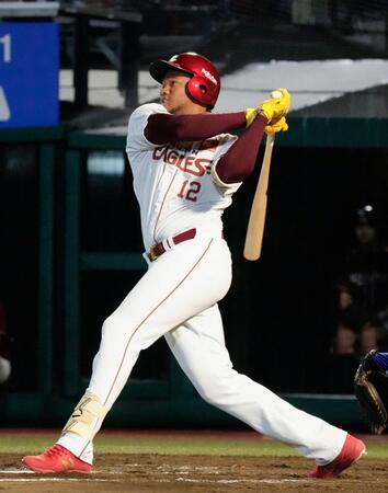 　８回、ゴンザレスが右中間に本塁打を放つ