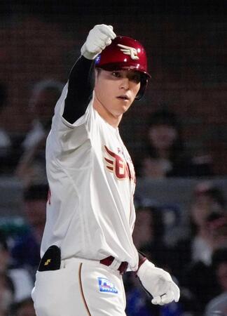 　７回、適時打を放ちガッツポーズする伊藤