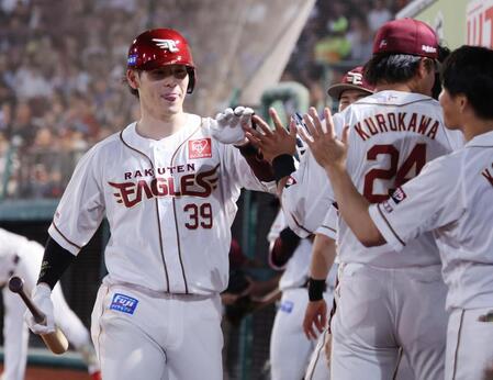 　６回、ソロを放ちナインとタッチを交わす伊藤