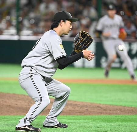 　７回、中村の打球を捕球する山崎