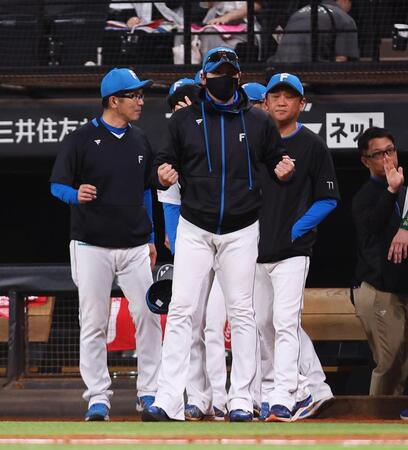 　試合後、ヤクルトベンチに向かってポーズをとる新庄監督（中央）＝撮影・中島達哉