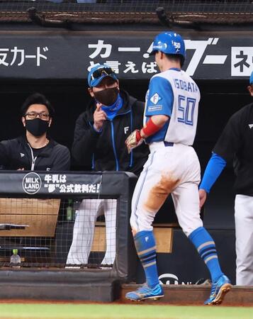 　１回、清宮の同点犠飛で生還した五十幡（右）を迎える新庄監督（中央）＝撮影・中島達哉