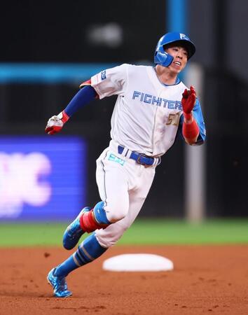 　１回、三塁打を放ち、激走する五十幡（撮影・中島達哉）