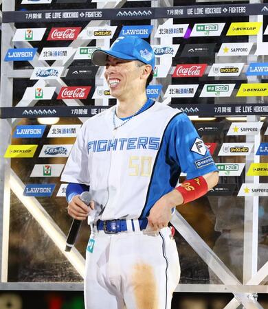 　お立ち台で笑顔を見せる五十幡（撮影・中島達哉）