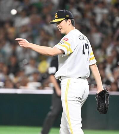 　８回、増田陸の打球を好捕した野村に笑顔で指をさす大関