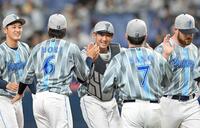 　勝利に沸く山本（中央）らＤｅＮＡナイン（撮影・飯室逸平）