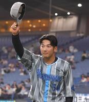 　ファンの声援に応える山本（撮影・飯室逸平）