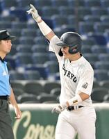 　５回、適時三塁打を放ち、ポーズをとる中京大・秋山（撮影・持木克友）