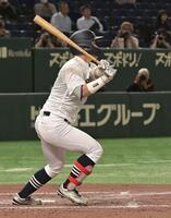 　５回、中越え適時三塁打を放つ秋山俊（撮影・持木克友）