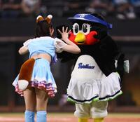　ファイターズガールときつねダンスを踊るつばみ＝１１日