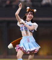 　期間限定衣装を着用してきつねダンスを踊るファイターズガールの橋本莉々花さん＝１０日、エスコンフィールド北海道