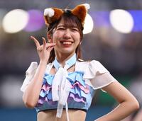 　期間限定衣装を着用してきつねダンスを踊るファイターズガールの高野実さん＝１０日、エスコンフィールド北海道