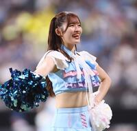 　ファイターズ讃歌で登場するファイターズガールの工藤心優さん＝１１日、エスコンフィールド北海道
