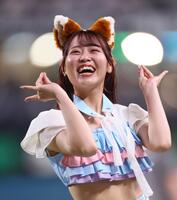 　期間限定衣装を着用してきつねダンスを踊るファイターズガールの竹市琴美さん＝１１日、エスコンフィールド北海道