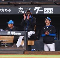 　試合前、プレーボールキッズの言葉に拍手を送る新庄監督（中央）＝撮影・中島達哉