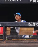 　５回、代打を送られ、戦況を見つめる万波＝１１日