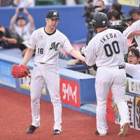 　１回、先制の左越えソロを放った池田（右）とタッチを交わす種市（撮影・開出牧）