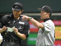 　３回表終了後、選手交代を告げる阿部監督