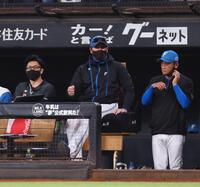 　３回、一走・五十幡が挟まれる間に三走・進藤が生還し、ガッツポーズをする新庄監督（中央）＝撮影・中島達哉