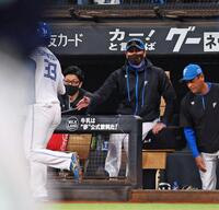 　３回、生還した三走・進藤（左）を迎える新庄監督（右）＝撮影・中島達哉