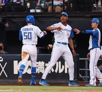 　３回、二盗をしかけた五十幡（左）を迎える万波（中央）ら（撮影・中島達哉）