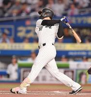 　４回、勝ち越しの右越え２ランを放つソト（撮影・開出牧）