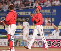 　４回、友杉に左犠飛を打たれたアドゥワ（右）。捕手・坂倉（撮影・開出牧）