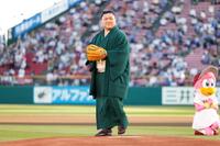 　始球式を務めた時疾風（楽天野球団提供）