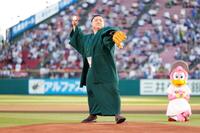 　始球式を務めた時疾風（楽天野球団提供）