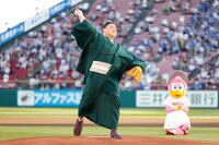 　始球式を務めた時疾風（楽天野球団提供）