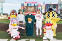 　始球式を務めた時疾風（中央、楽天野球団提供）