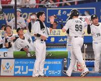 　４回、勝ち越しの右越え２ランを放ち、池田（左）らナインとタッチを交わすソト（９９）＝撮影・開出牧