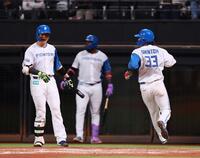 　３回、一走・五十幡が盗塁をしかけ、挟まれる間に生還した三走・進藤（右）＝撮影・中島達哉