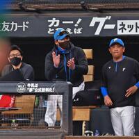 　３回、重盗が成功し、手をたたく新庄監督（中央）＝撮影・中島達哉