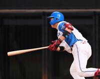 　７回、プロ初安打となる中前打を放つ進藤（撮影・中島達哉）